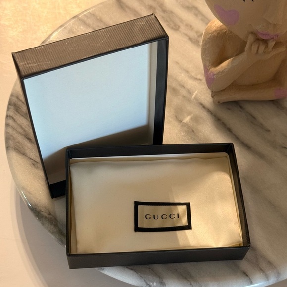Gucci Small Black and White Gift Box in Very Good Condition - Picture 9 of 9